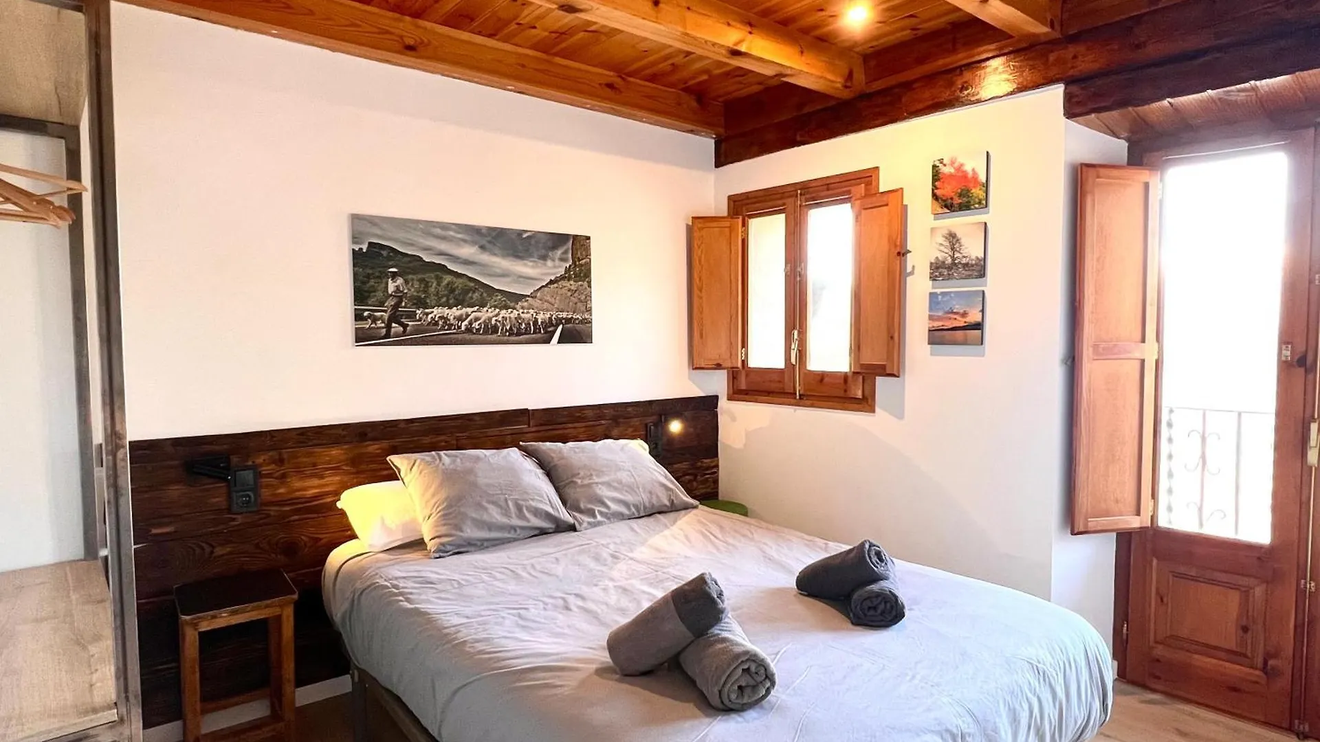 Casa Sinera - L\'Amfitriona contacts